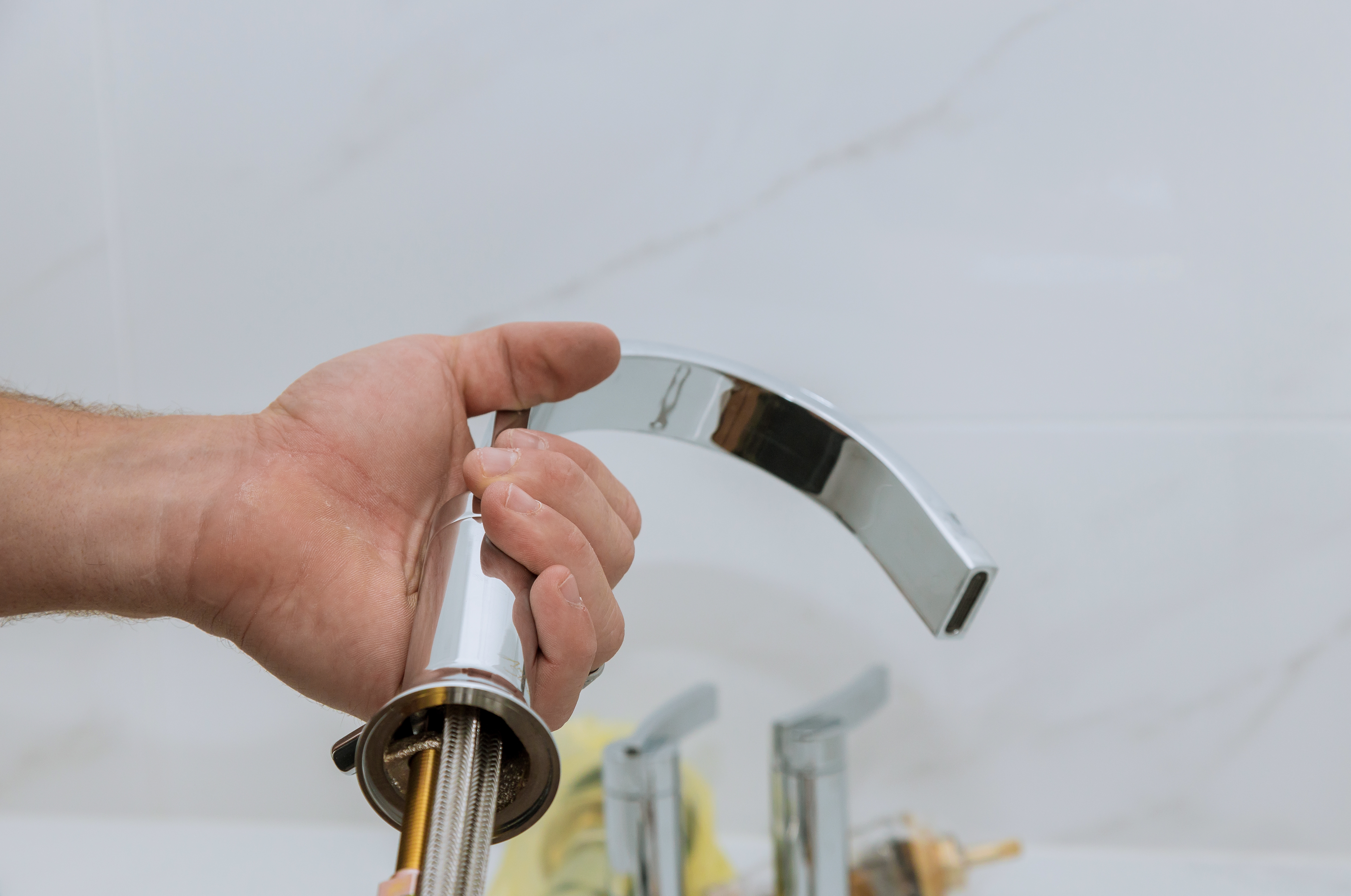 Installation d'un robinet métal chromé