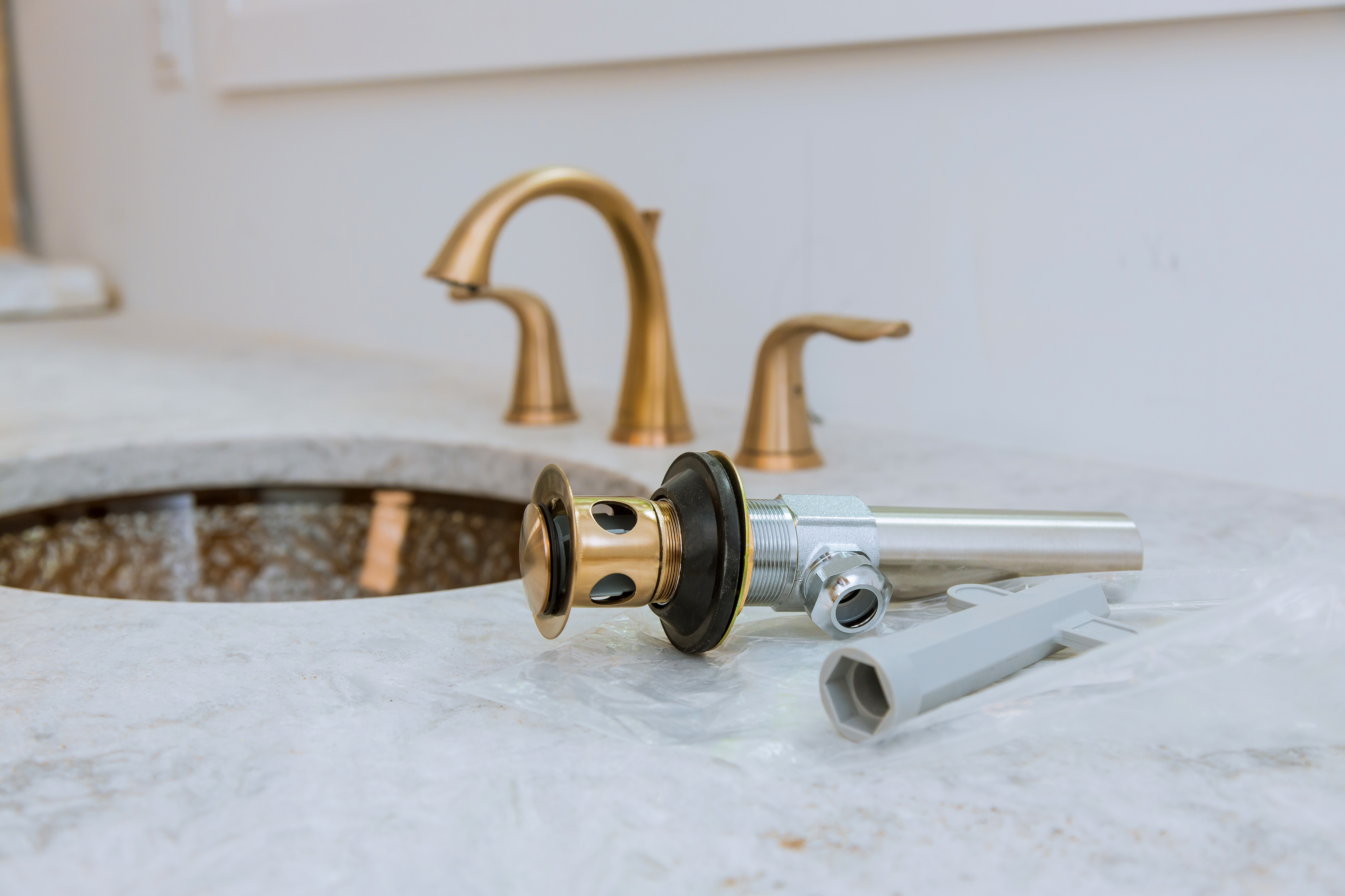 Kit d'installation de robinet sur lavabo blanc